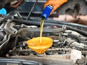¿Cómo saber cuándo le toca al coche el cambio de aceite?
