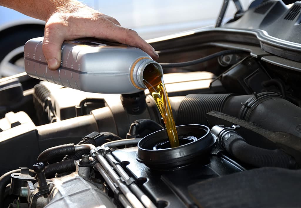 ¡Confíe en nuestro equipo para el cambio de aceite y filtros de su coche en Cambados!